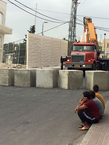خلفَ تلك الجُدرانِ يئنُّ ألمٌ فلسطينيٌّ