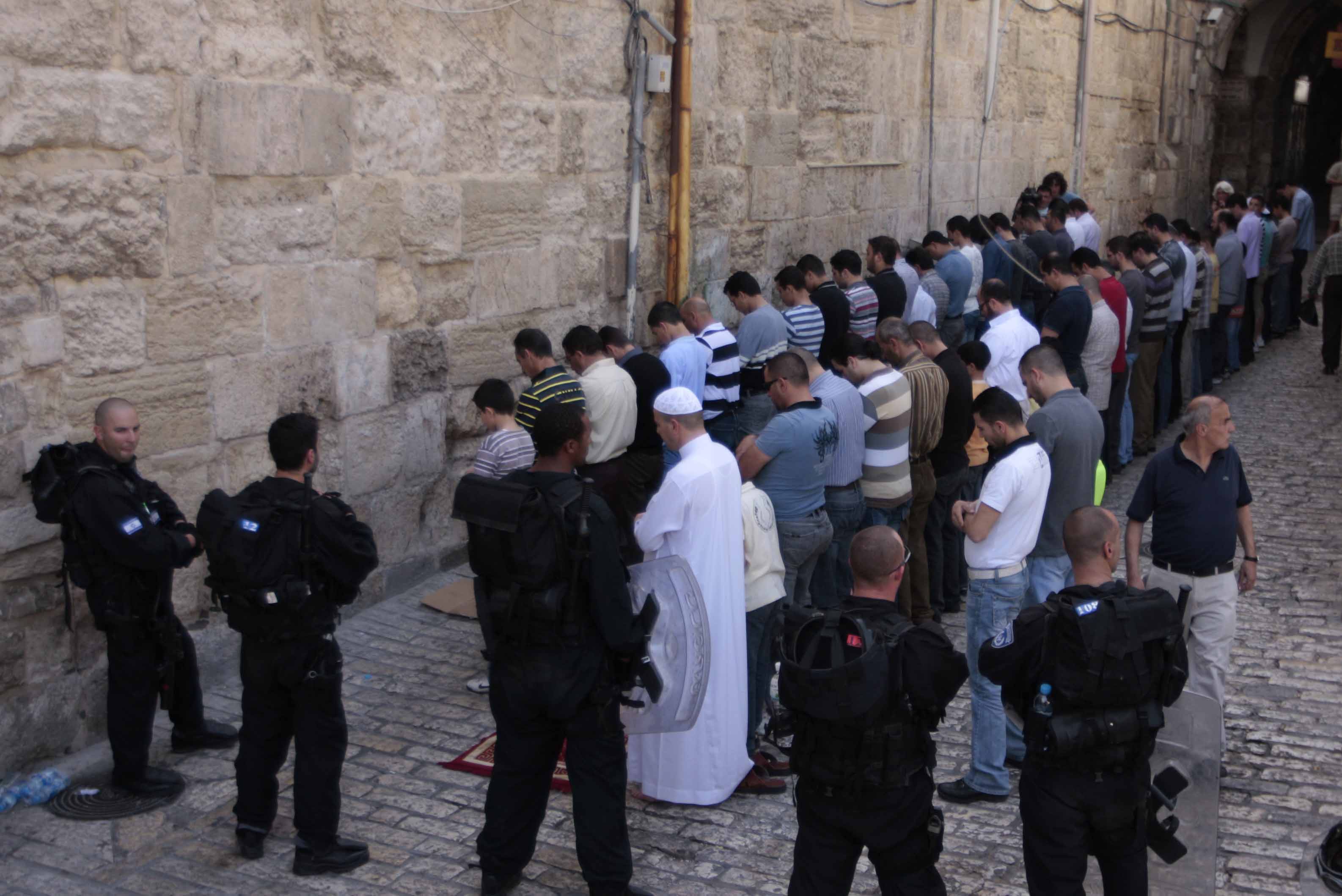 آلاف يؤدون 'الجمعة' في الشوارع ومواجهات في القدس صورة أرشيفية