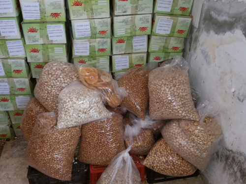 إتلاف 600 كغم جوز ومكسرات "إسرائيلية" فاسدة في طريقها للتوزيع إتلاف جوز