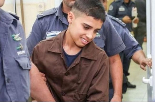 الحكومة الإسرائيلية تناقش مشروع قانون يتيح حبس الأطفال الفلسطينيين صورة طفل معتقل