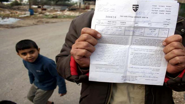 الاحتلال يخطر بوقف العمل والبناء لستة منازل غرب الخليل اخطار هدم