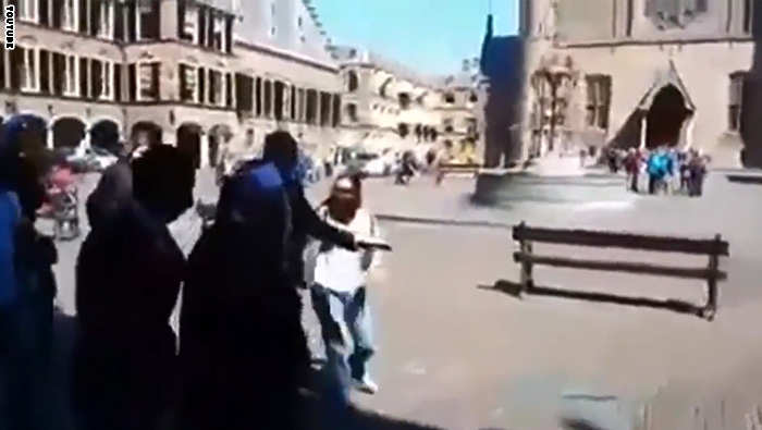 بالفيديو: سيدة في هولندا تعتدي على مفتي مصر