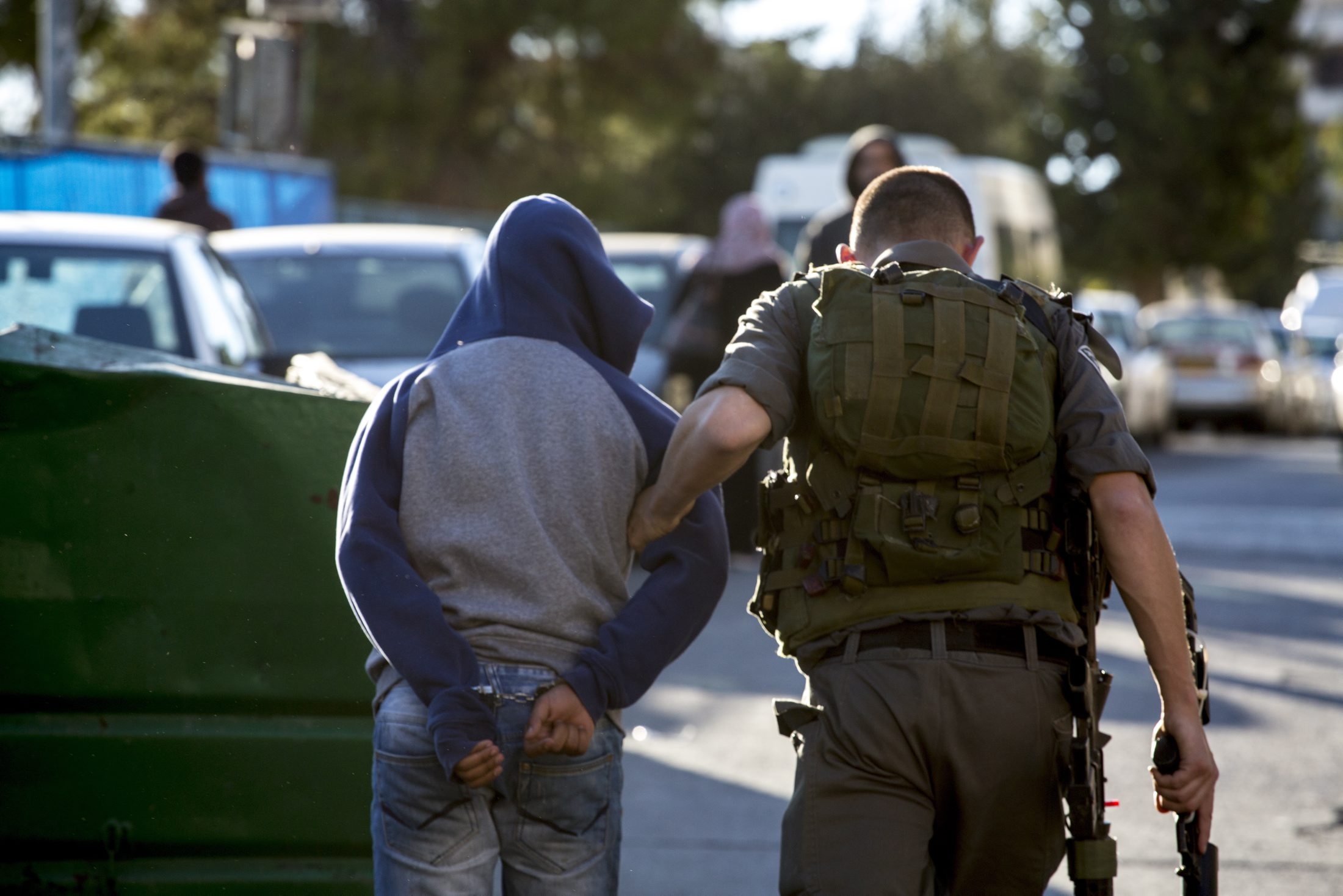 الاحتلال يعتقل طفلا من بلدة الخضر