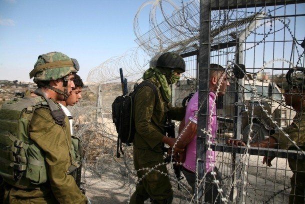 الاحتلال يعتقل مواطنين من غزة