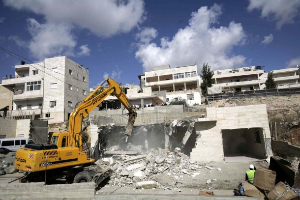 الاحتلال يهدم مبنى ومحال تجارية في القدس هدم