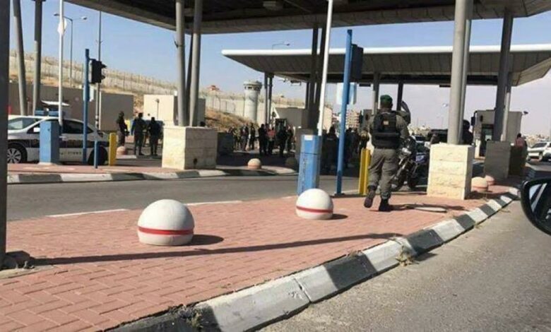 الاحتلال يعتقل 4 مواطنين بزعم محاولة دهس جنود على حاجز حزما