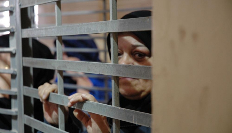 الاحتلال يمدد اعتقال أسيرتين من الخليل