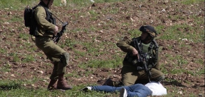 الاعتداء بالضرب على شابين من بيت اكسا صورة توضيحية