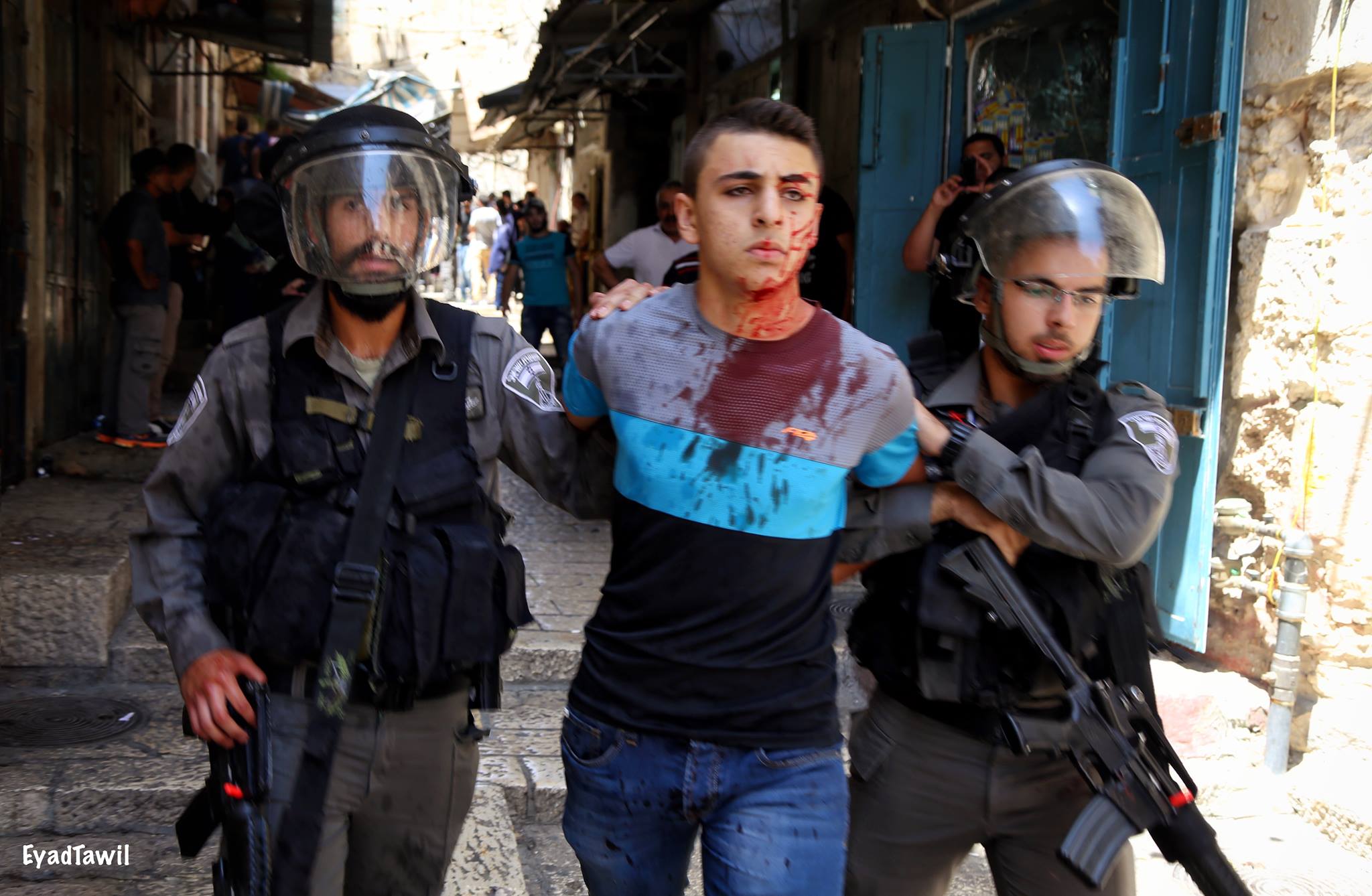 الاحتلال يعتدي على شاب في البلدة القديمة بالقدس (تصوير إياد طويل)