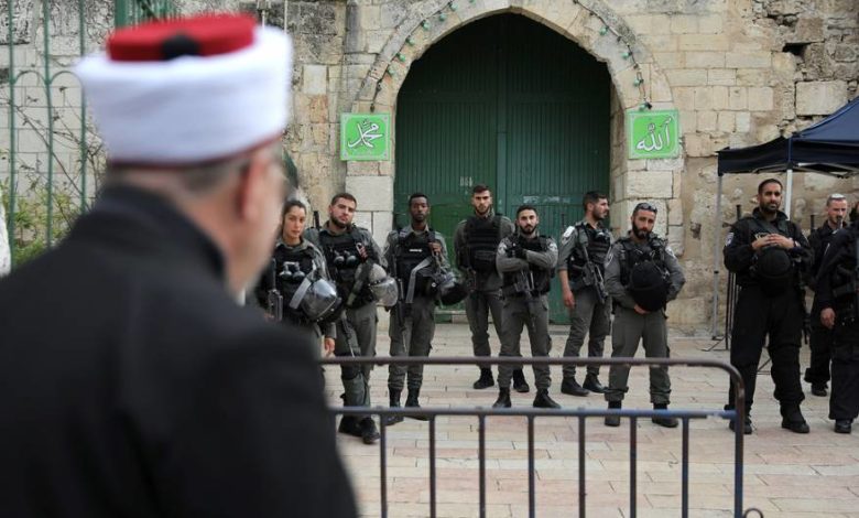 الاحتلال يغلق أبوابًا بالمسجد الأقصى