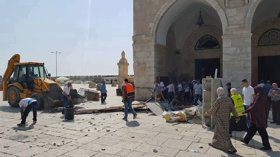 "الإعلام": تحطيم بوابات الأقصى تصعيد للعدوان