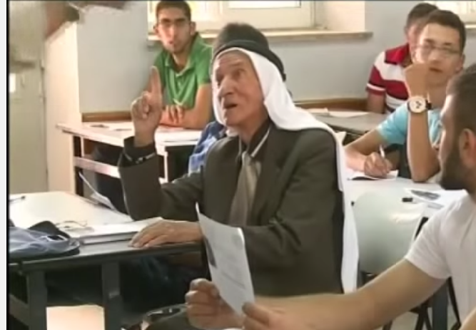 في فلسطين..طالب توجيهي في الثمانين من عمره طالب توجيهي