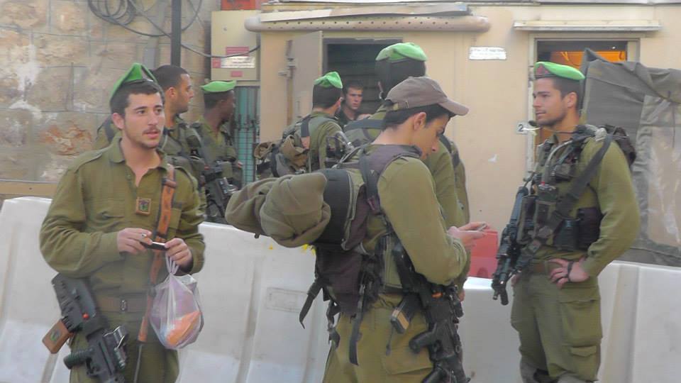 القناة الثانية: فلسطينيان حاولا طعن جندي في الخليل ولاذا بالفرار جنود الاحتلال