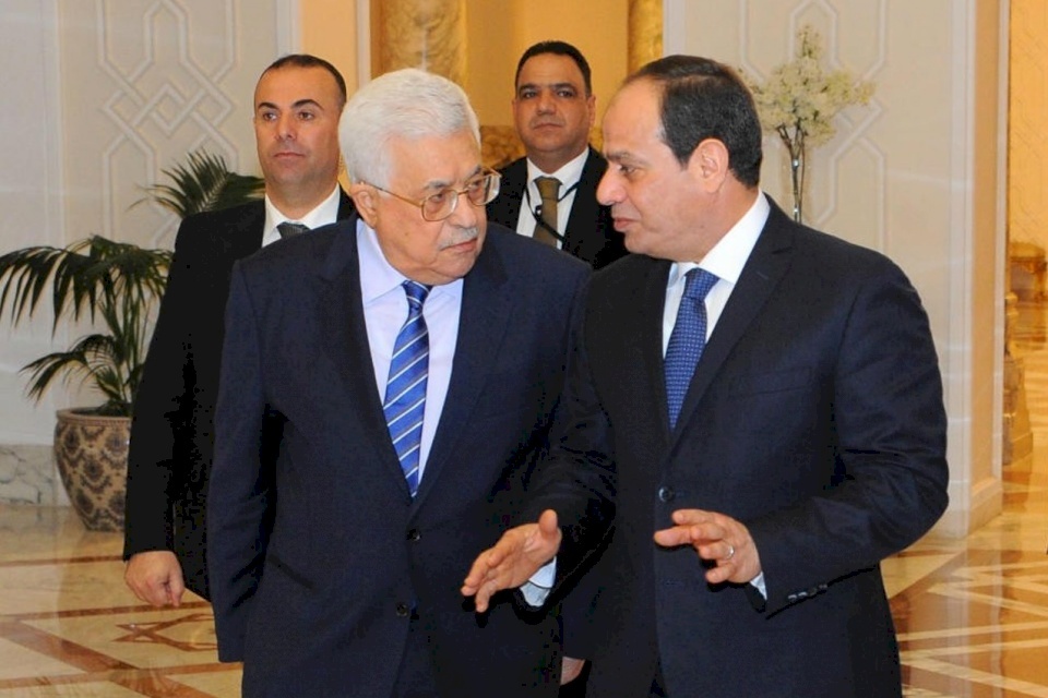 الرئيس عباس يصل القاهرة ولقاء قمة سيجمعه مع السيسي غداً