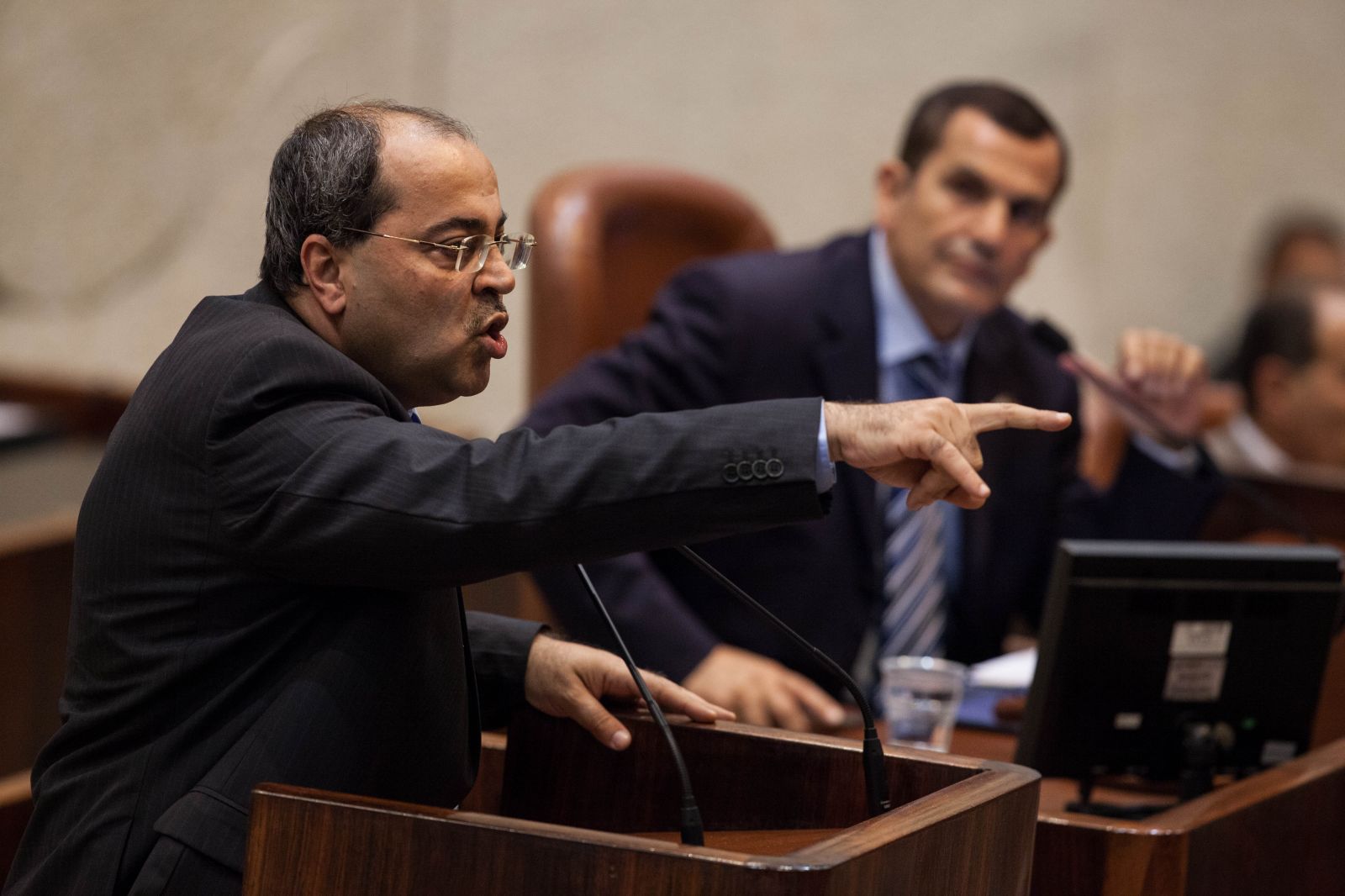 "اسرائيل بيتنا" تعرض رسم "شارلي ايبدو" المسيء للنبي محمد وسط تل أبيب