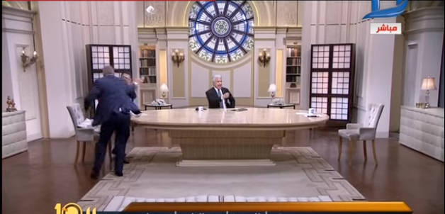شاهد: برنامج تلفزيوني مصري يتحول إلى حلبة ملاكمة ملاكمة