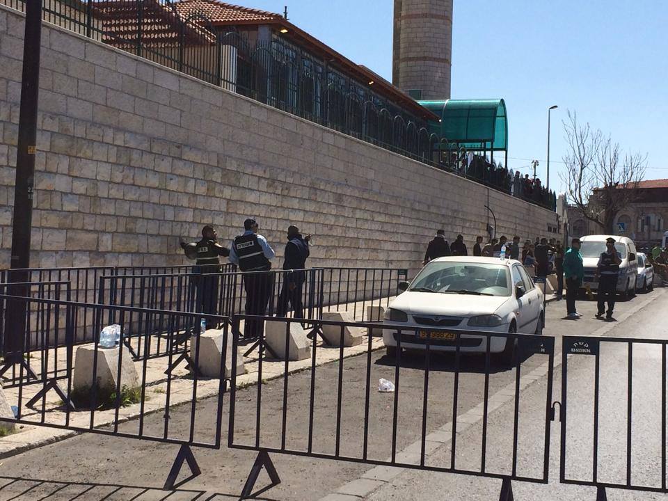 المقدسيون يؤدون صلاة الفجر في الشوارع وتجدد اقتحام الأقصى القدس