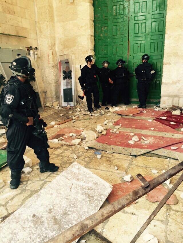 قوات الاحتلال تدمر وتعيث فسادا في المسجد القبلي