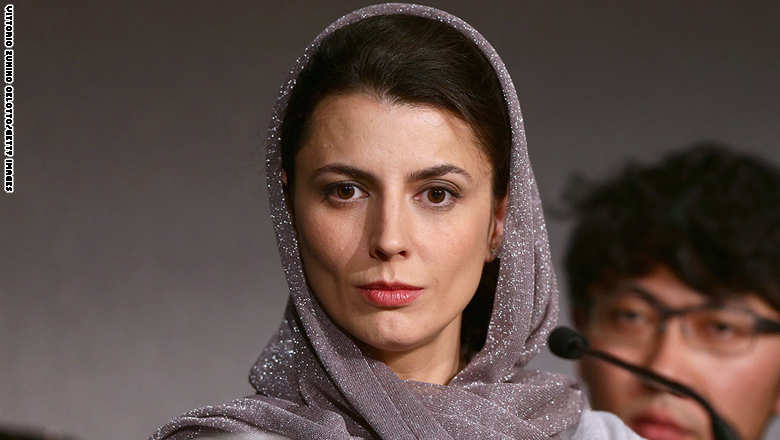 ممثلة إيرانية تثير جدلًا بتقبيلها رئيس مهرجان "كان" السينمائي الممثلة الإيرانية ليلى حاتمي