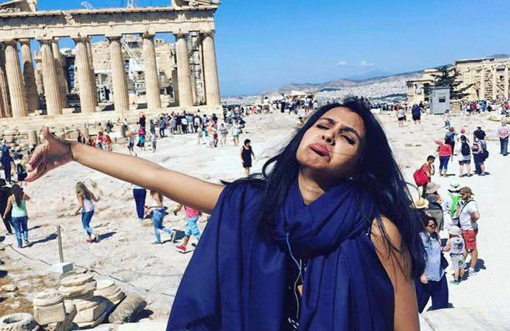 قضت شهر العسل بمفردها في اليونان عقب رفض السلطات منح زوجها "فيزا"