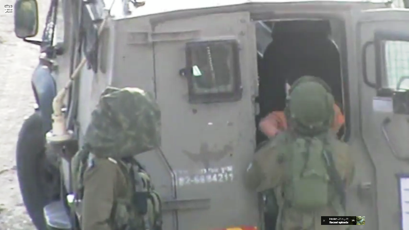 جنود إسرائيليون يحتجزون طفلًا 
