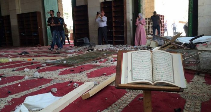 الاحتلال يحطم بوابات الجامع القبلي ويعتدي على المعتكفين