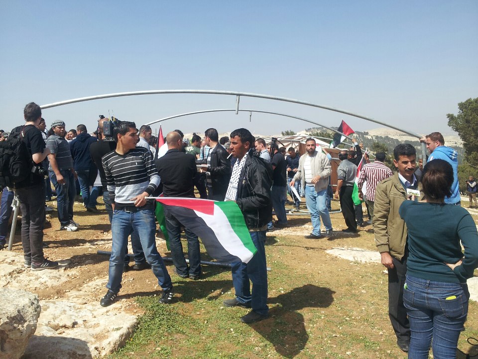 نشطاء يشيدون قرية "بوابة القدس الشرقية" شرق القدس تشيد قرية
