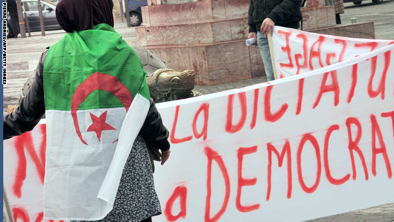 الجزائر: أمهات عازبات يهددن بالانتحار الجماعي مع أطفالهن حرقاً الجزائر