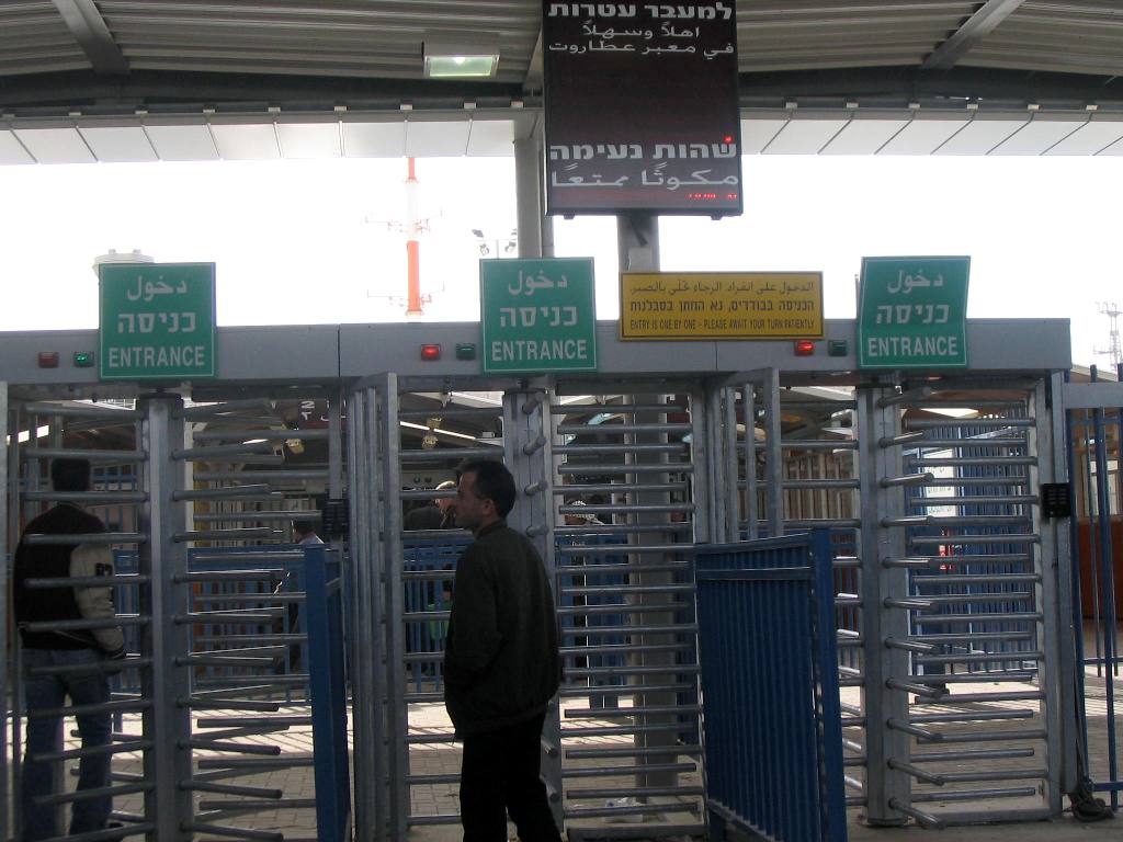 حاجز قلنديا شمال القدس 