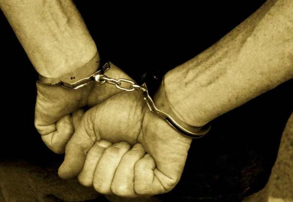 أمريكية تطلب الشرطة لابنها لرفضه الذهاب إلى المدرسة حبس