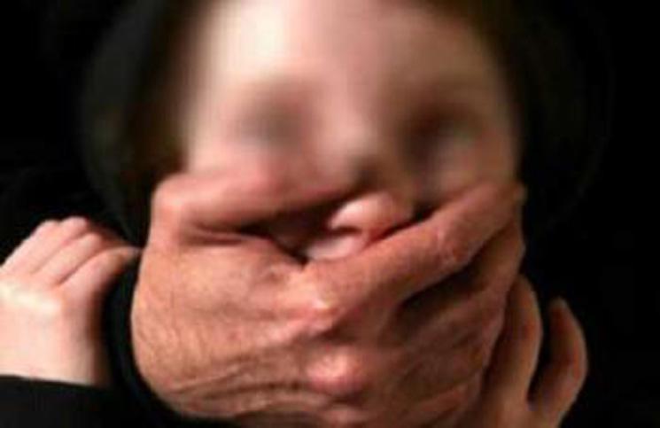 السجن 10 سنوات لمتهمين بمحاولة خطف امرأة
