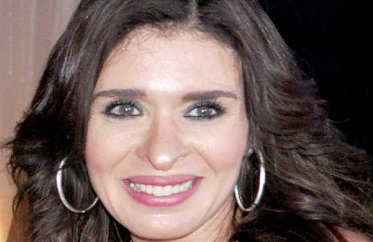 الراقصة دينا: لو كنت رجلًا لتزوجت هيفا