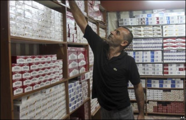« الدخان » .. حرب الأسعار في غزة تندلع السجائر