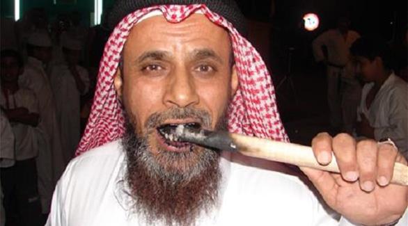 سعودي يأكل جمراً وزجاجاً وثعابين