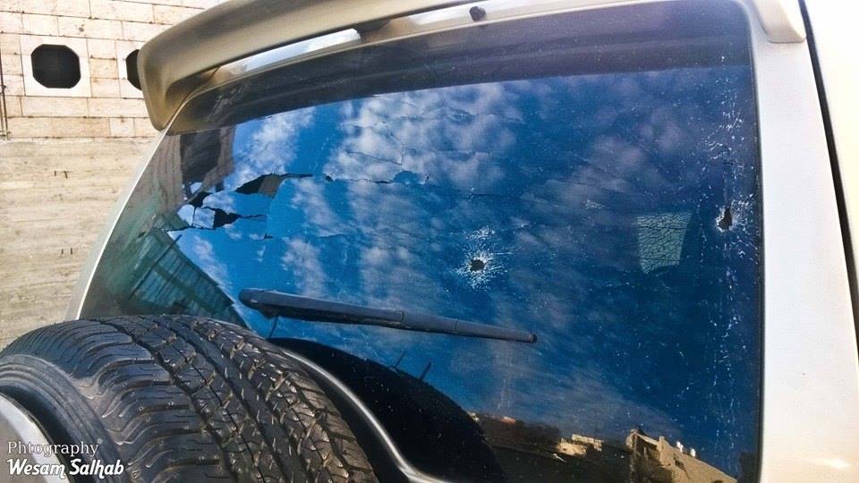 صور: مجهولون يطلقون النار على سيارة النائب الحمساوي عزام سلهب في الخليل