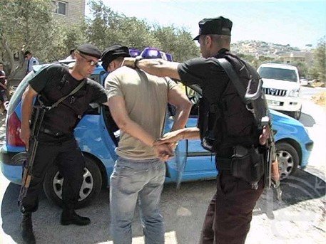 الشرطة الفلسطينية تلقي القبض على مشتبه به 