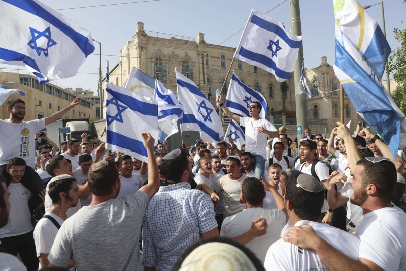 "مسيرة الأعلام" تدخل البلدة القديمة: الاحتلال يقمع المقدسيين ويعتدي على الصحافيين