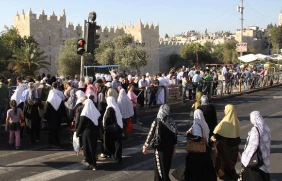 آلاف المُصلين يتدفقون على الأقصى لأداء الجمعة الأولى في رحابه