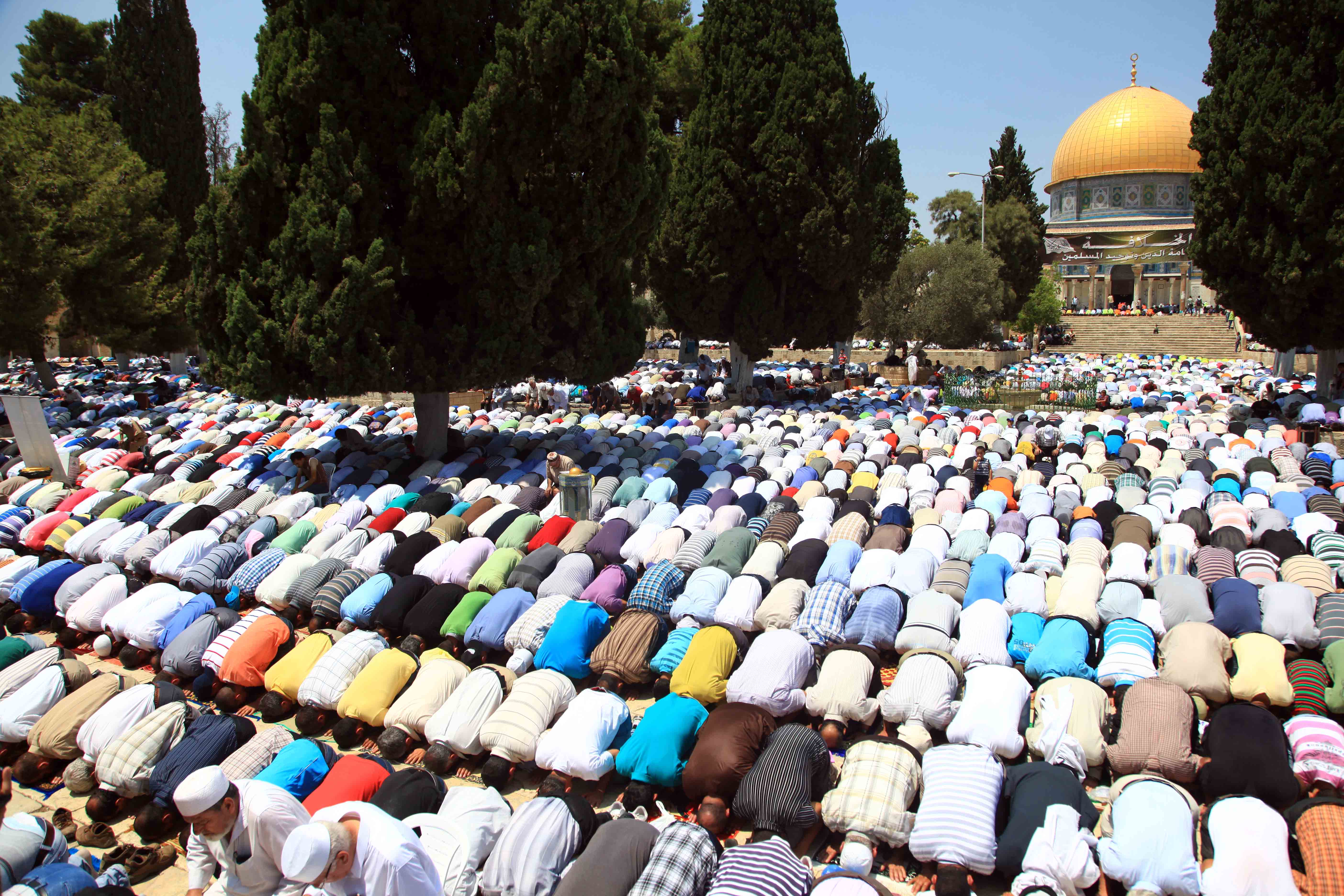 المئات يصلون في المسجد الأقصى