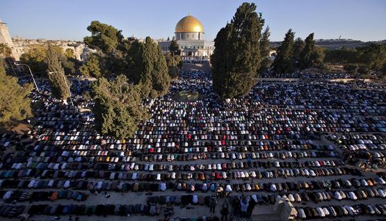 الآلاف يصلون في المسجد الأقصى