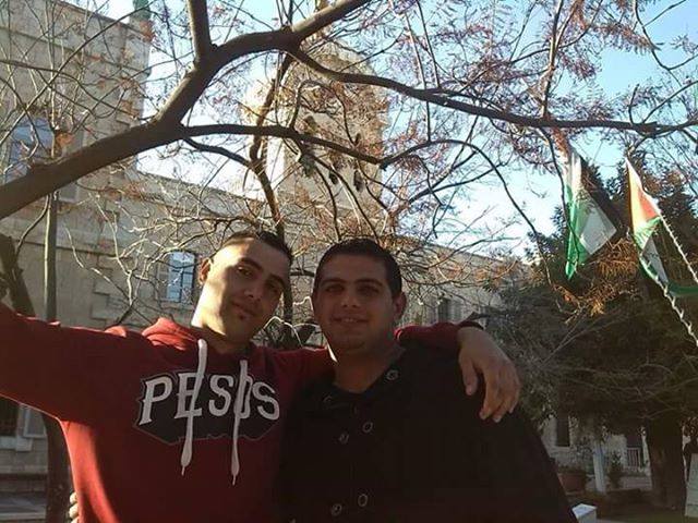 صورة الشابين
