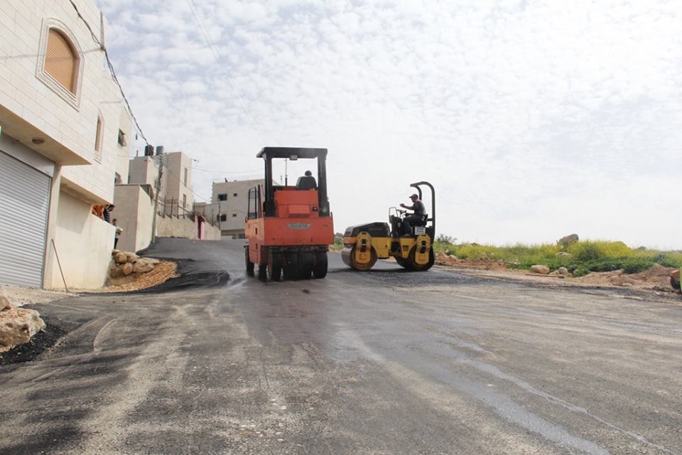 بالصور .. بلدية الخليل تُعيد تأهيل وتعبيد شارع إبن بطوطة صورة من المكان