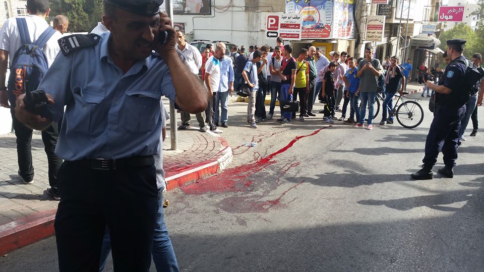 بالصور: طعن شاب بسكين حادة وسط رام الله بالصور: مقتل شاب طعنًا وسط رام الله