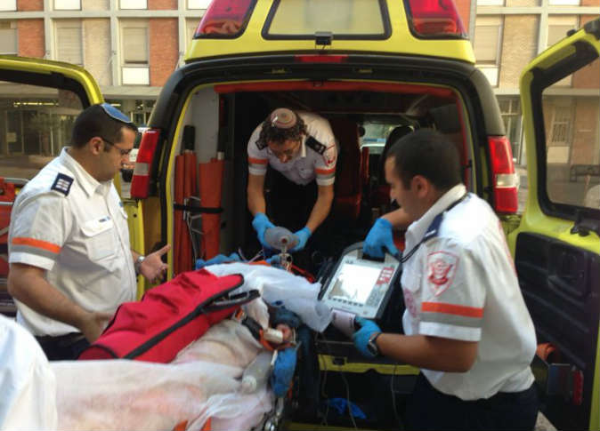 طعن جنديين على باب الأسباط في المسجد الأقصى