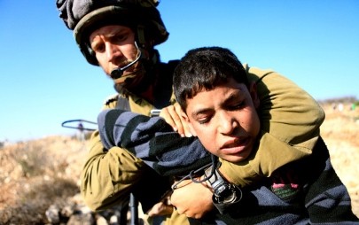 جندي يعتقل طفل