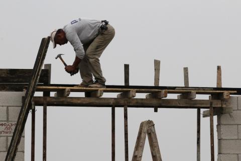 مصرع عامل سقط من علو