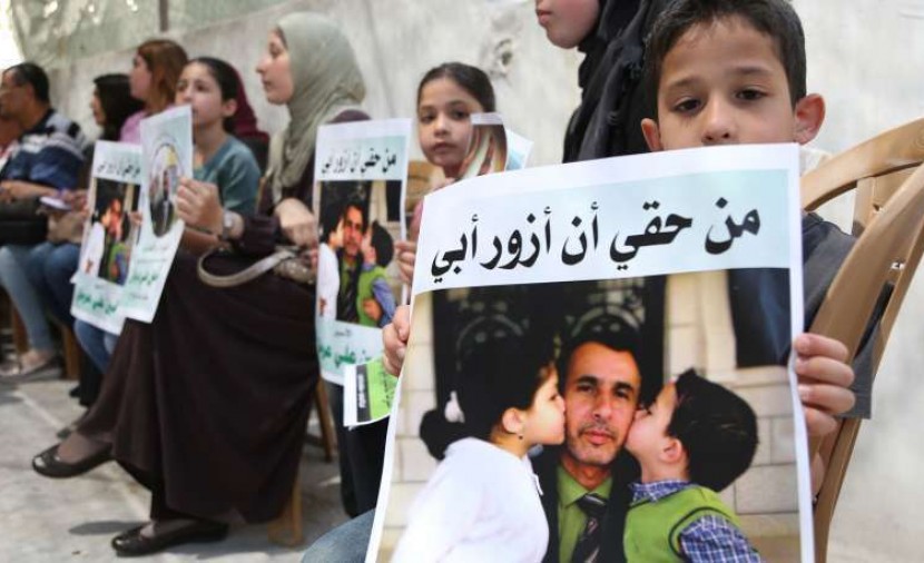 الاحتلال يمنع عشرات العائلات من زيارة أبنائها الأسرى