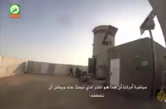 بالفيديو: جندي إسرائيلي يقبل قدم مقاوم من غزة جندي اسرائيلي