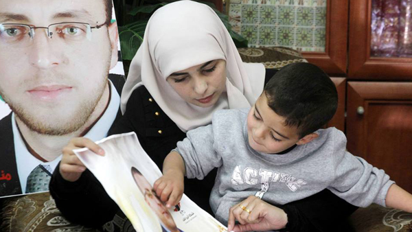 زوجة القيق للرئيس: حياة القيق أمانة في عنقك أمام الله زوجة القيق