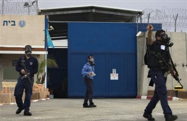 قوّات القمع تقتحم سجن "ريمون" وتنكّل بالأسرى قوات القمع